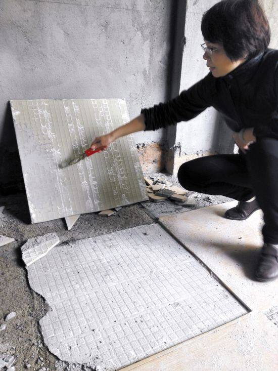 750乘1500瓷砖拱起来了什么原因,墙面瓷砖大面积拱起如何修复