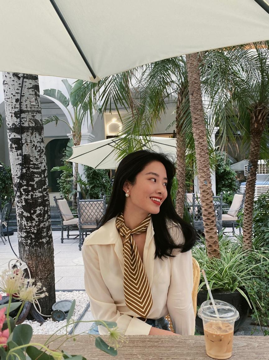 加上丝巾点缀衣服都变好看了,再好看的衣服也需要饰品的点缀