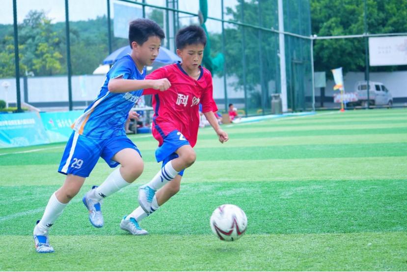 龙岗区青少年足球比赛,青少年足球比赛落幕