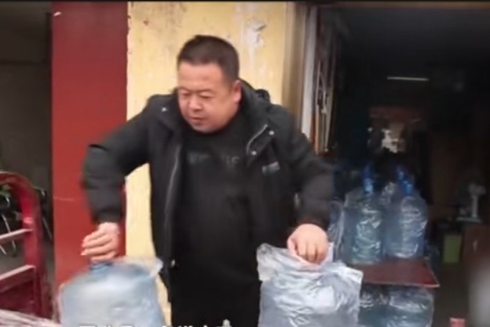 男子买彩票喜中1000万领奖变24亿,买彩票中18万判几年