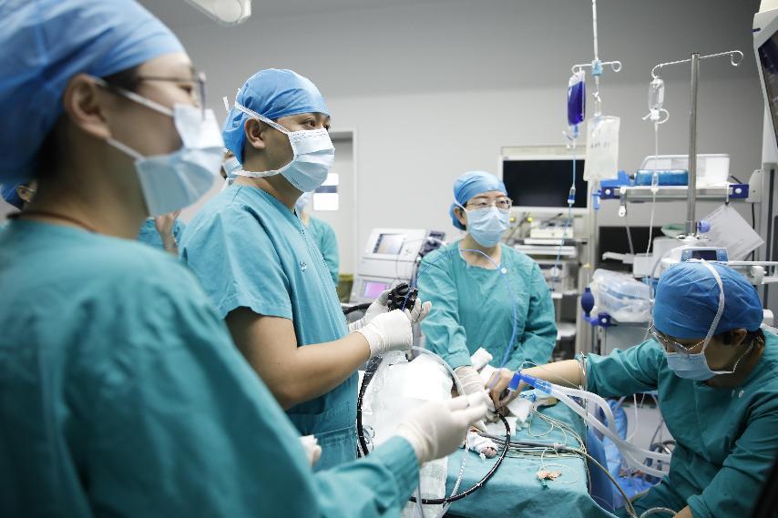 新生儿39天大口吐奶,35天的婴儿吐奶严重