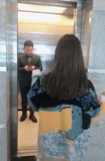 伴娘抢了新娘风头躲角落,伴娘躲在角落玩手机很漂亮