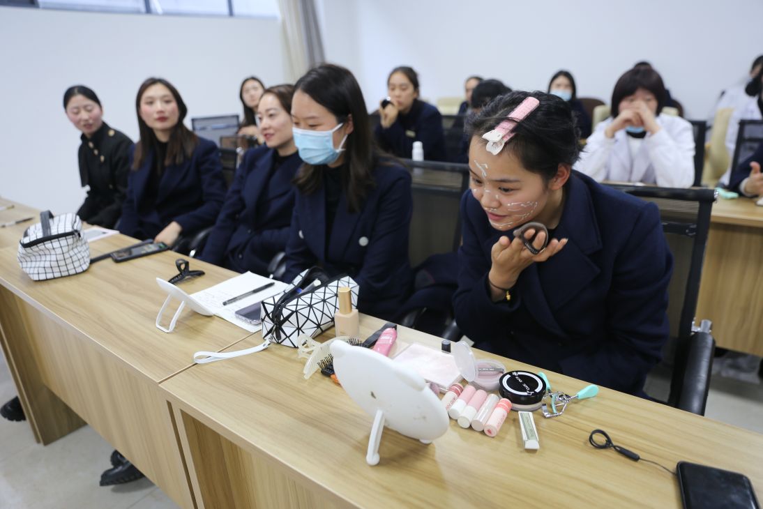 以礼“服”人万华别苑开展礼仪培训活动