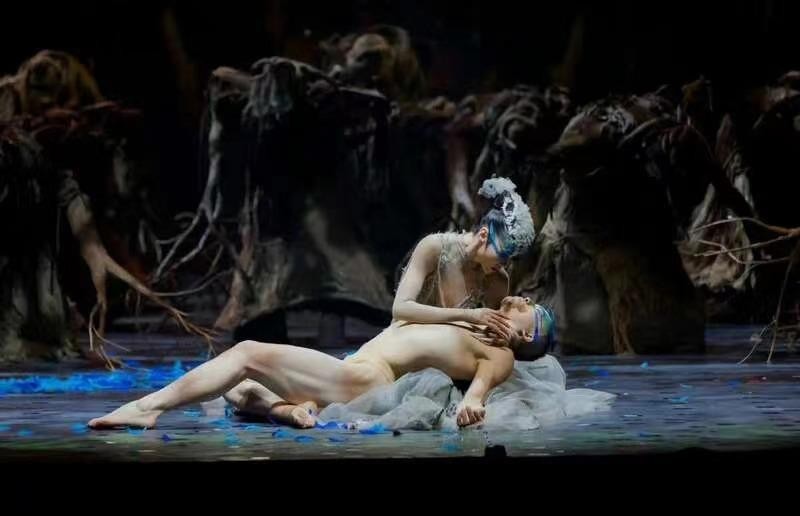 “一丝不挂”还不害臊，如今又被摸*体下**表情陶醉，金星质疑是对的