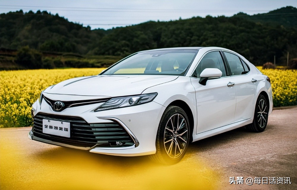 凯美瑞10代，应该是最好看的一代了，到处透着一股大气的商务风