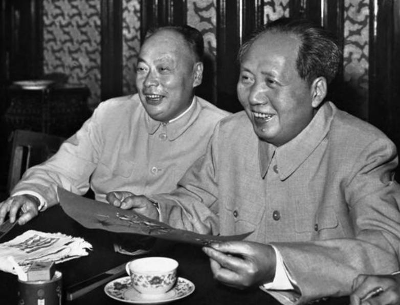 毛主席参加陈毅追悼会，看到一副挽联，停下问道：这是谁写的？