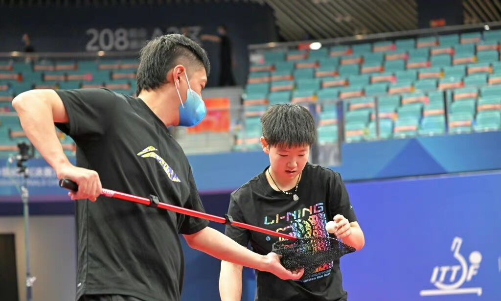 孙颖莎夺冠教练邱贻可激动,孙颖莎夺冠给观众送球