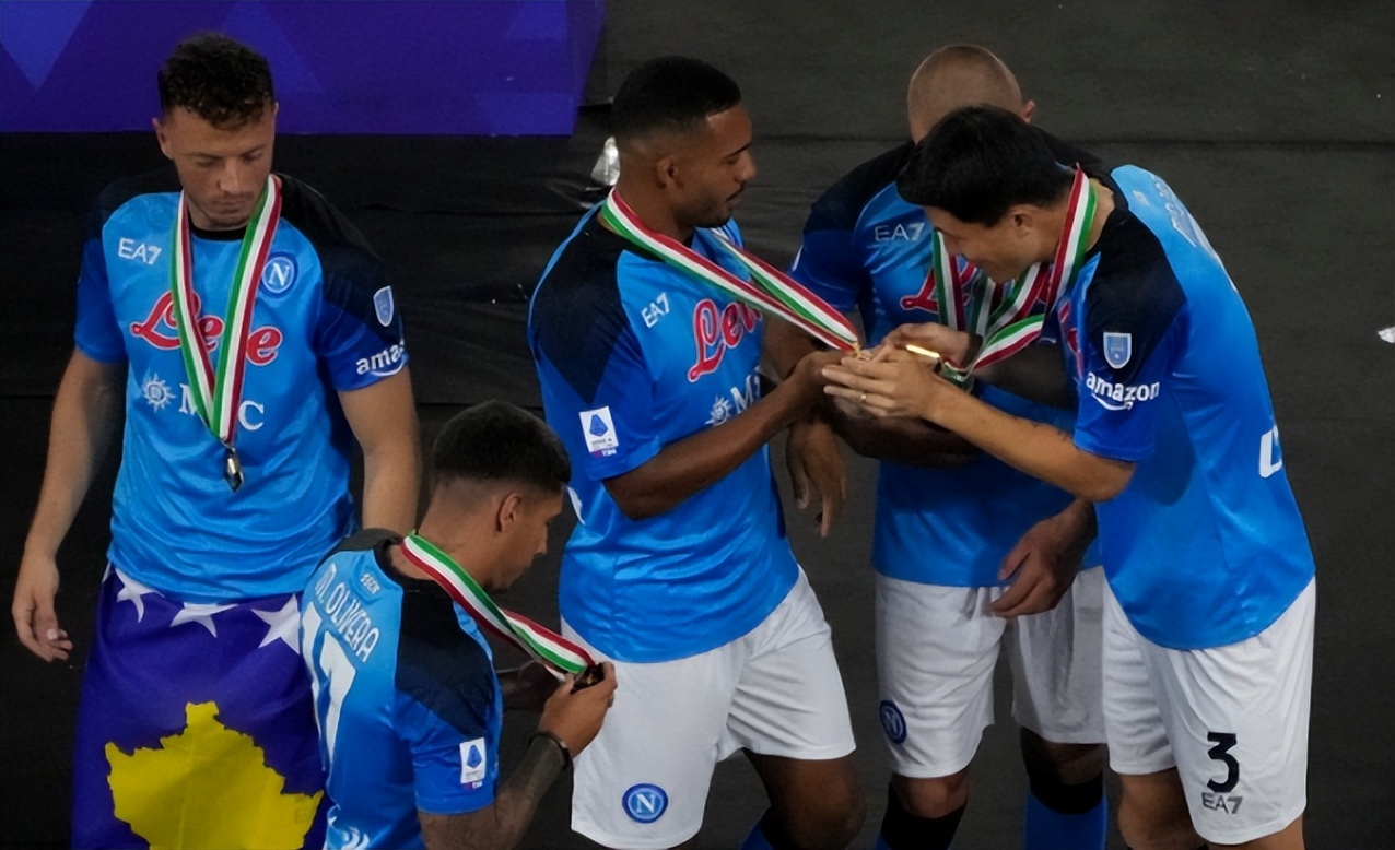 金民在获得意甲最佳后卫奖