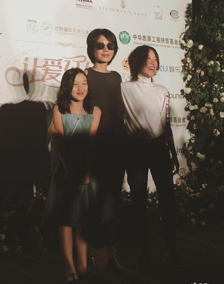 梦幻联动！李亚鹏和王菲谢霆锋开玩笑，网友猜测他对前妻念念不忘