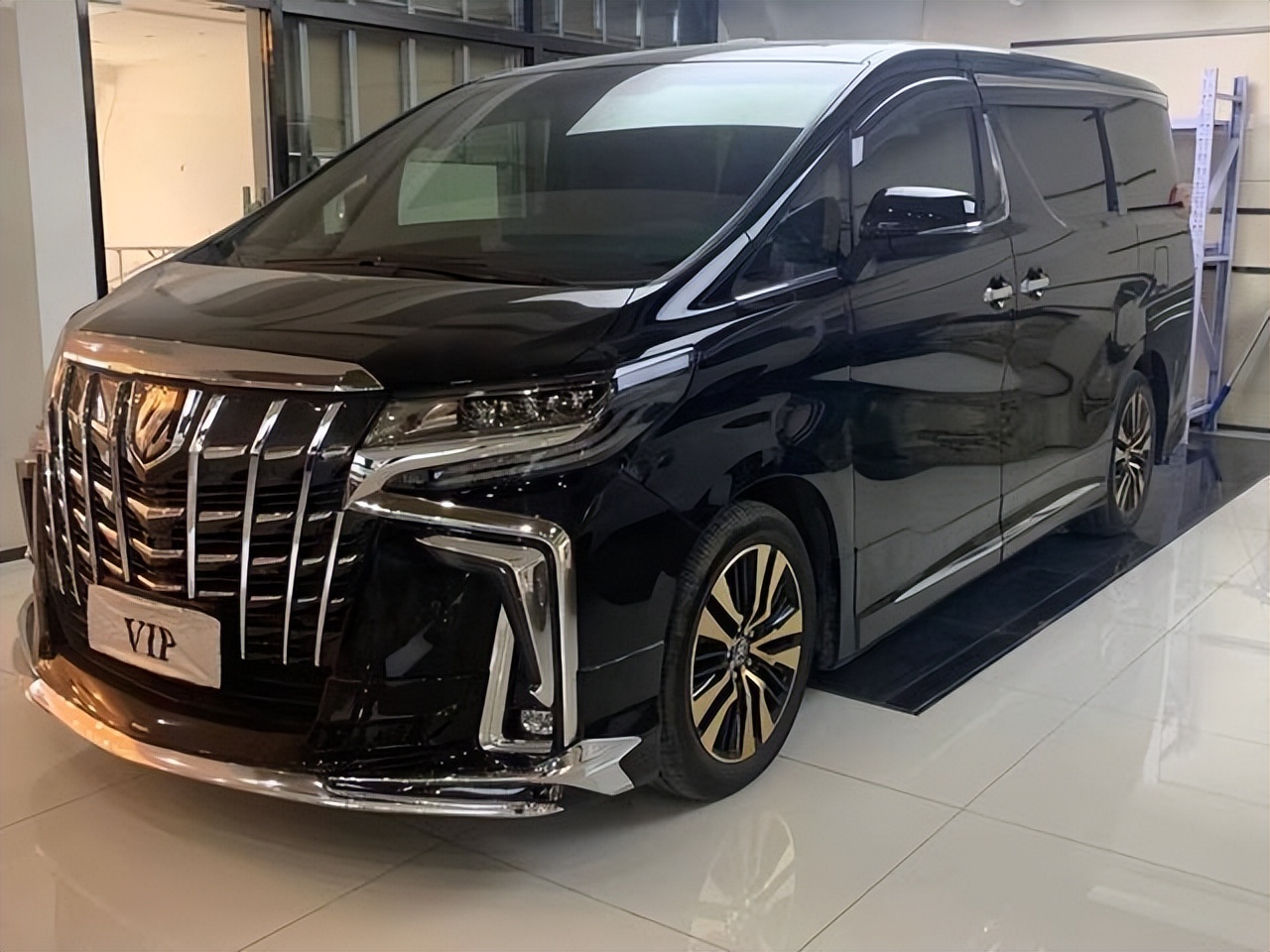 奔驰宝马哪个是好车,奔驰跟宝马现在什么车最值得买