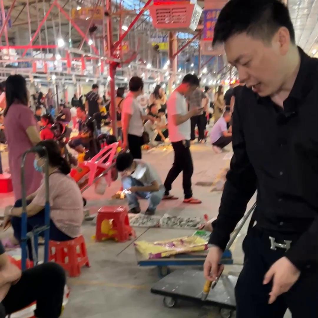 出门逗小猫，结果又在翡翠市场花了六位数，这回帮一位广州...