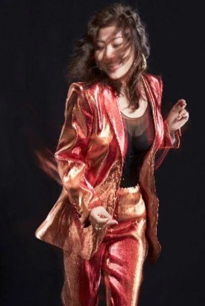 她19岁上《时代》周刊，20岁疑似被封杀，一张唱片值一个四合院？