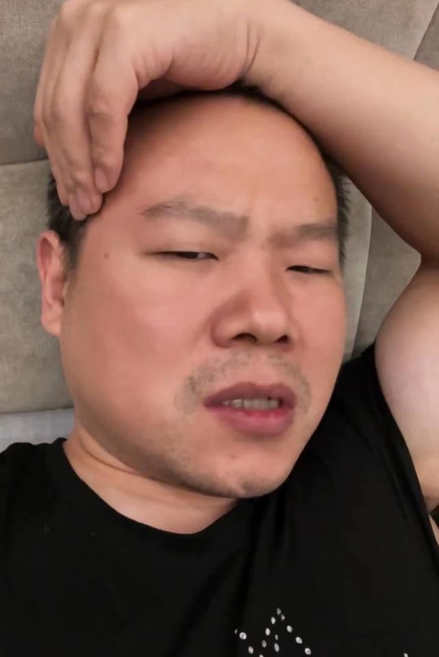 朱军妻子感染新冠，怕传染家人在家戴口罩，高烧39度嗓子发炎