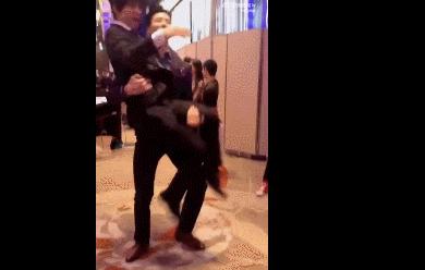 论足球运动员的身材有多紧实,男足腹肌和女足腹肌