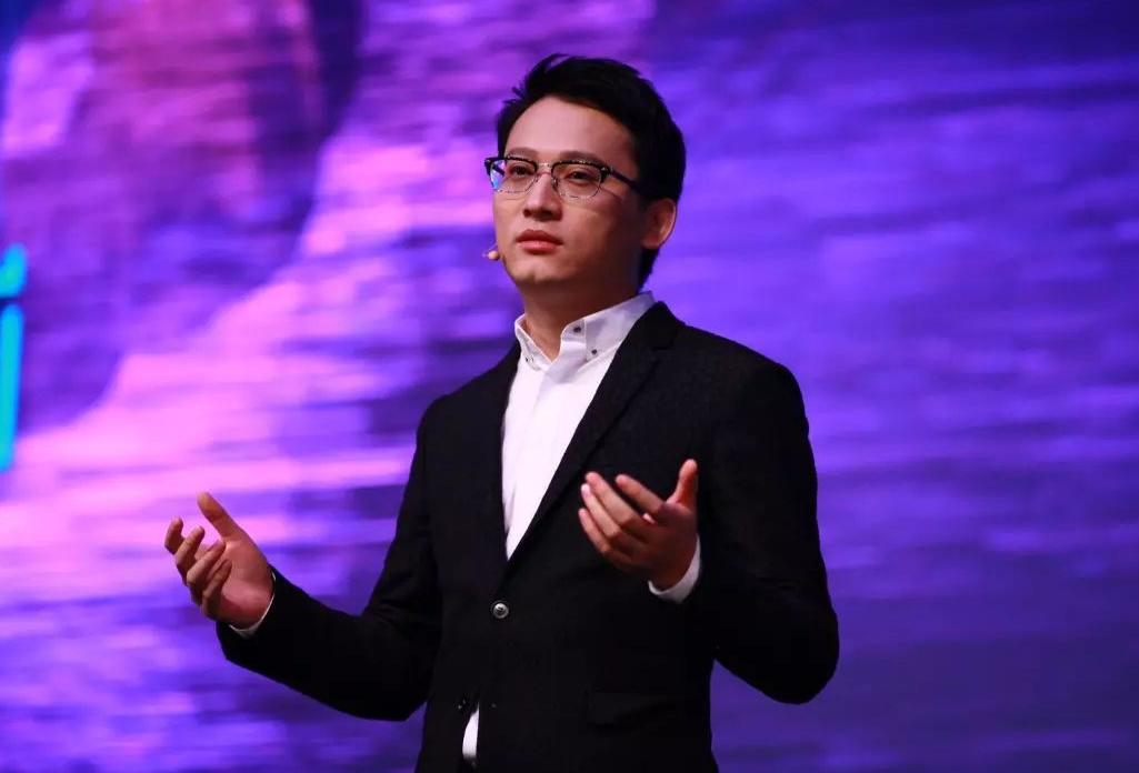 滴滴出行的程维赚的是什么样的钱,与滴滴出行创始人程维并肩而立