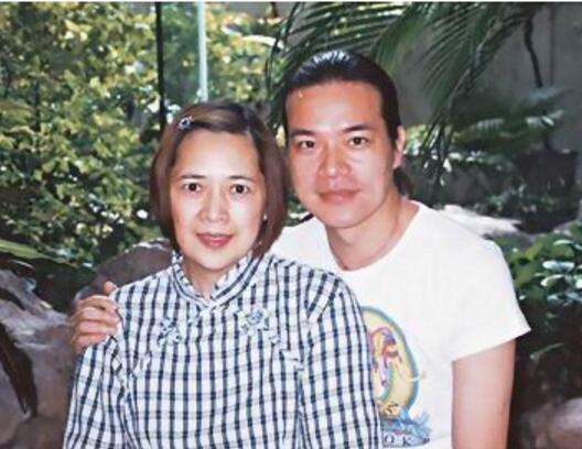 分手向前任讨要*裤内**,60岁公然出柜,“癫王”洪朝丰到底经历了啥