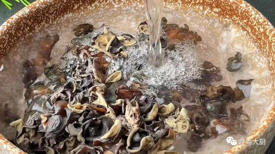 黑木耳是养颜美容之佳品,木耳最佳配菜抗衰老