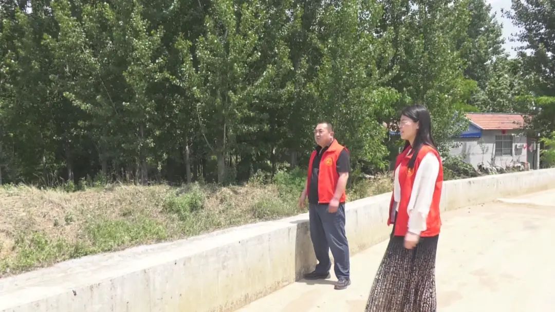 村民笑容满面,村民笑得开心