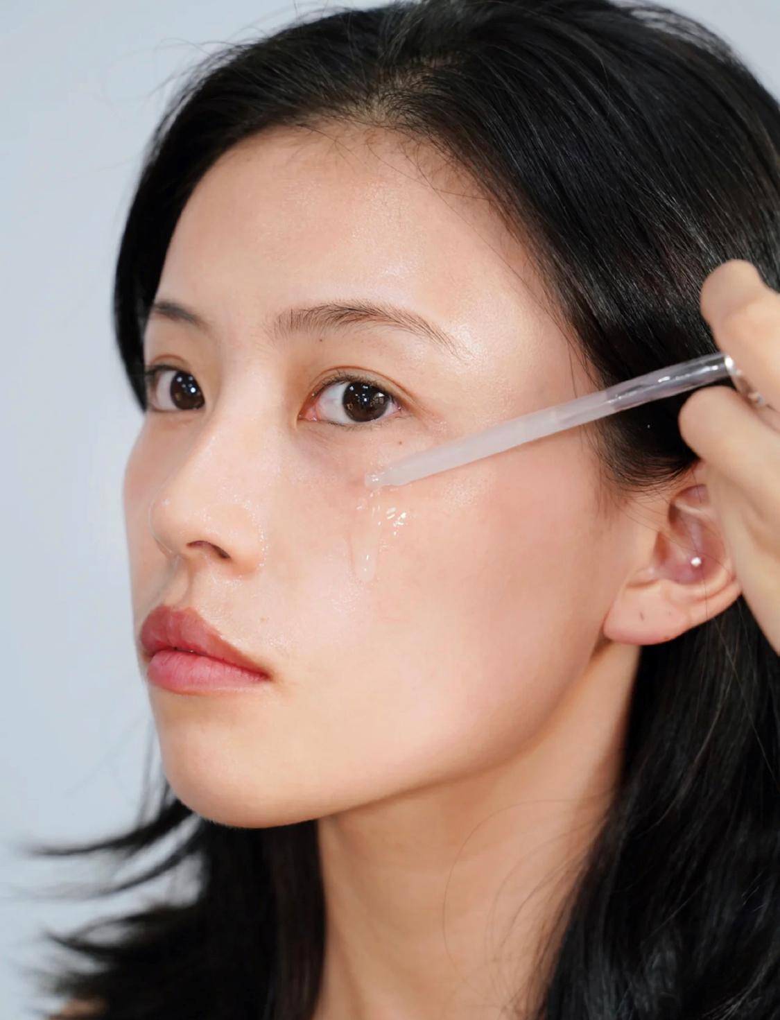 敷面膜补水了脸还是起干皮,敷面膜先补水还是敷完后补水