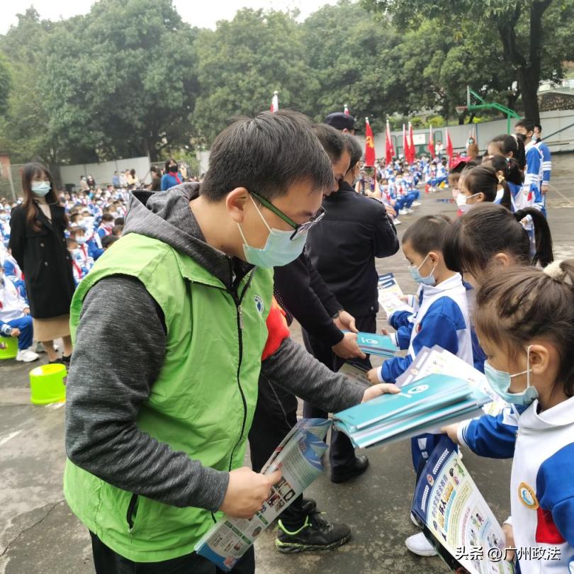 黄埔区广州街坊·靠埔哨兵当起了小学生“保护神”