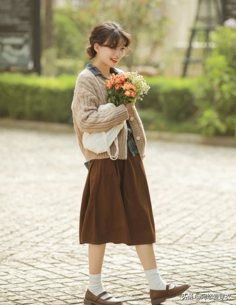 穿开衫配什么内搭好看,穿开衫内搭t恤衫