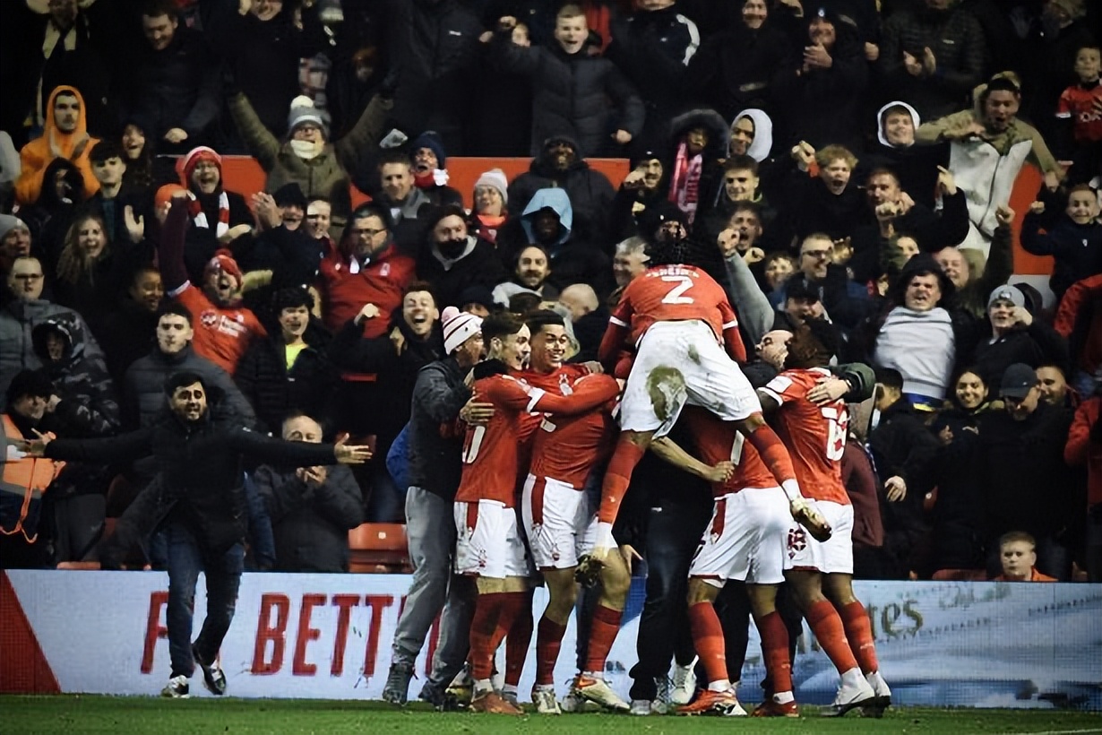 根本没想到？英冠队刚进附加赛决赛！为啥全场球迷就疯狂涌入球场