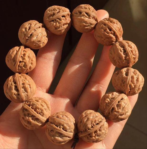 龙纹核桃手串容易裂吗,核桃手串裂了用什么胶