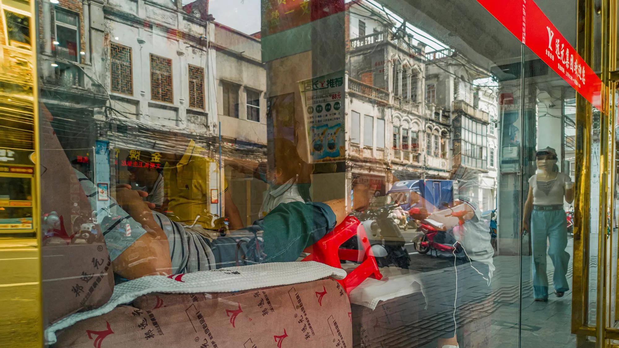 老巷的橱窗,橱窗里的街景