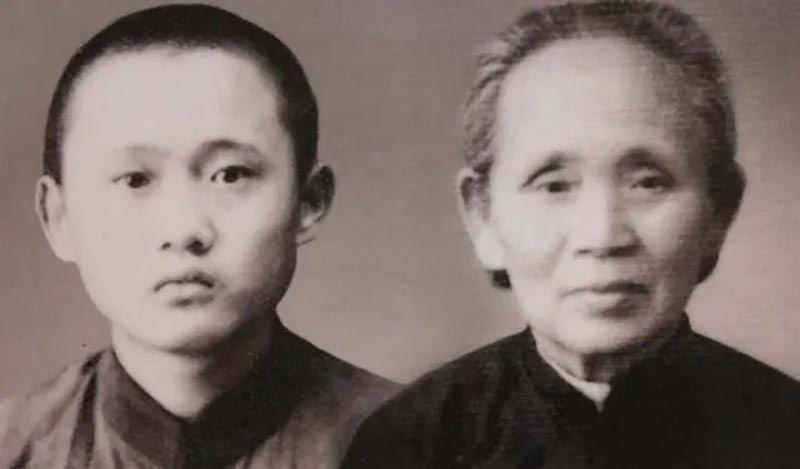 92年香港机场检测仪突然报警,安保拦住台湾律师,搜包后当即报警