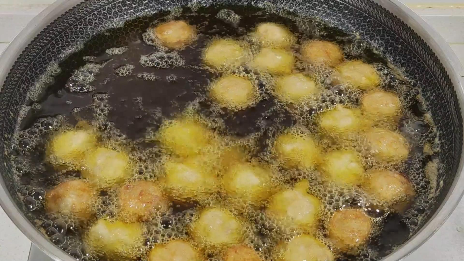 炸丸子切记不要放面粉和淀粉,炸肉丸子用面包糠炸才会又酥又脆