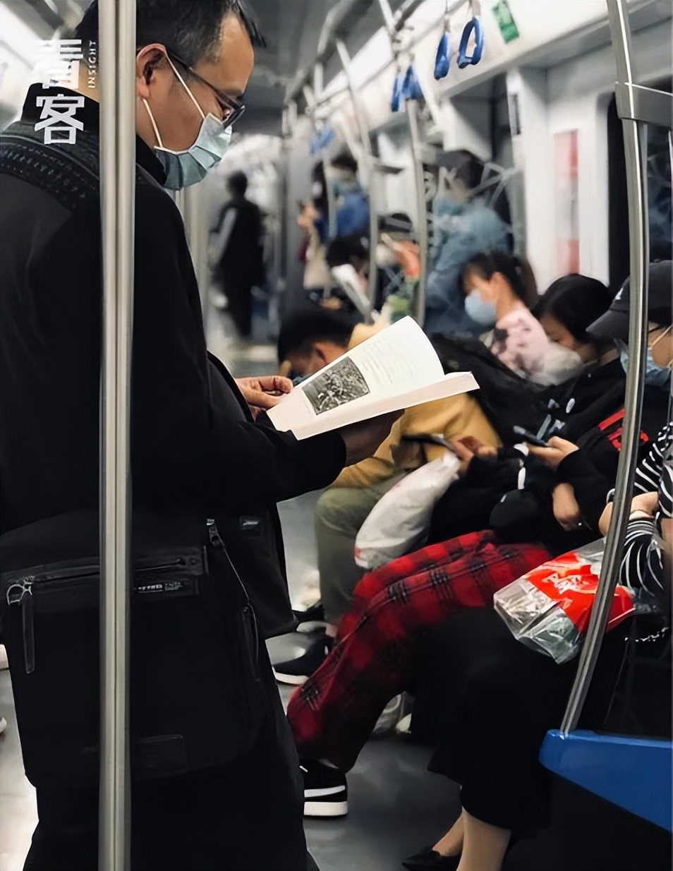 北京通勤路上,她用镜头记录2000个捧着书的人