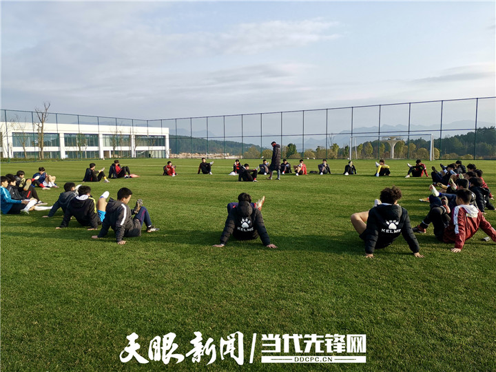 「新春走基层」在“匀”顶之上“踢”出一个足球小镇