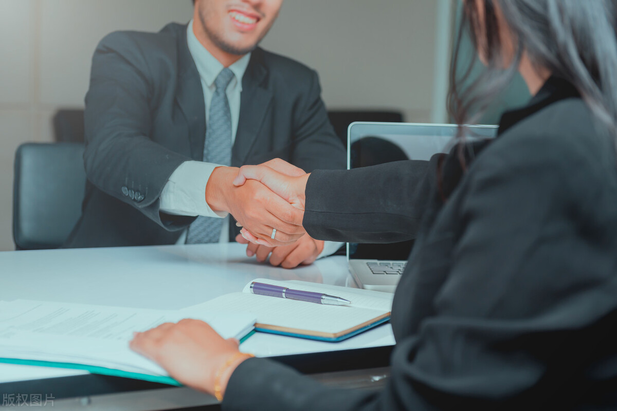 hr邀约面试却不说底薪,邀约面试要不要谈薪资