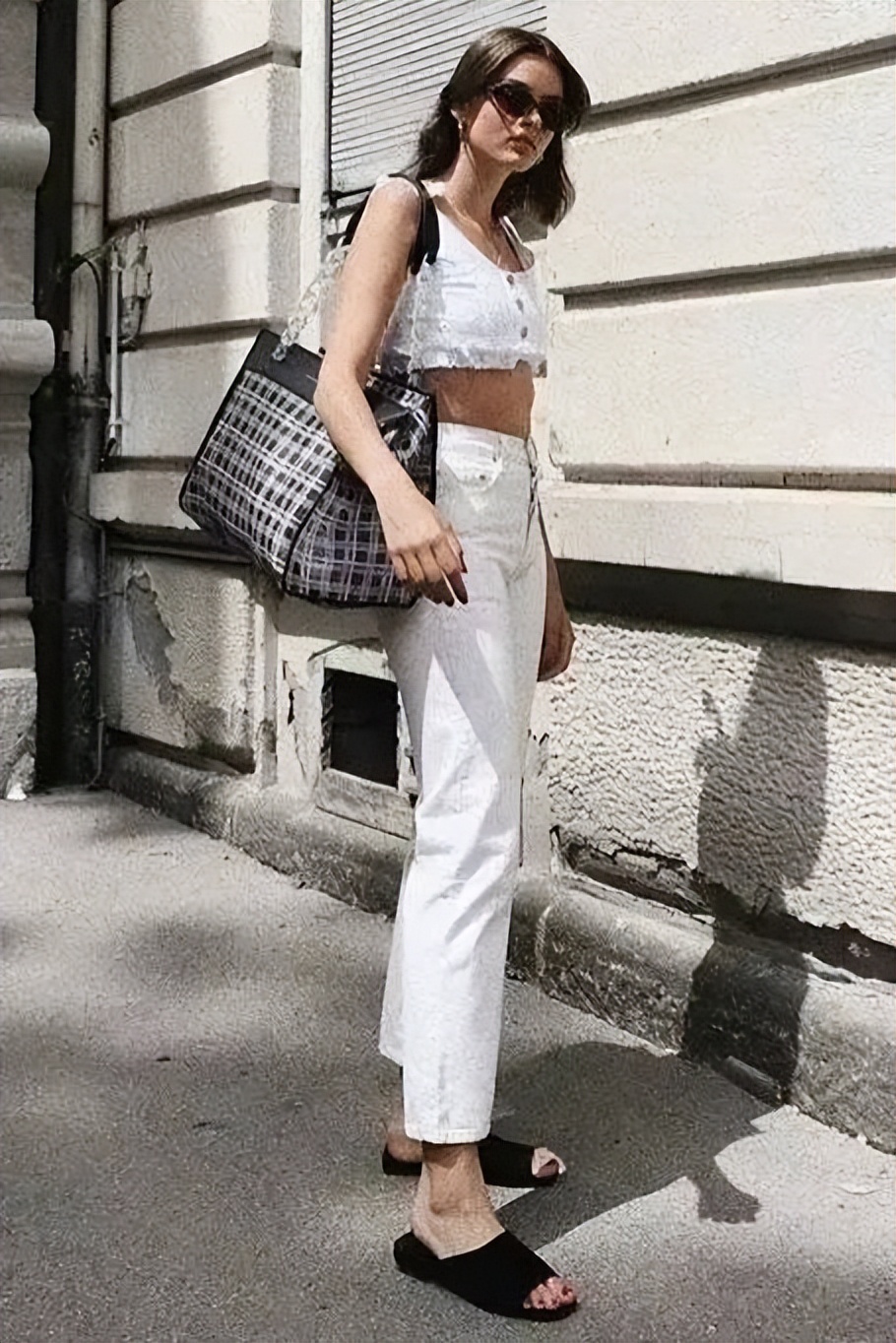 直筒牛仔裤小白鞋穿搭,小白鞋牛仔裤秋冬穿搭图片