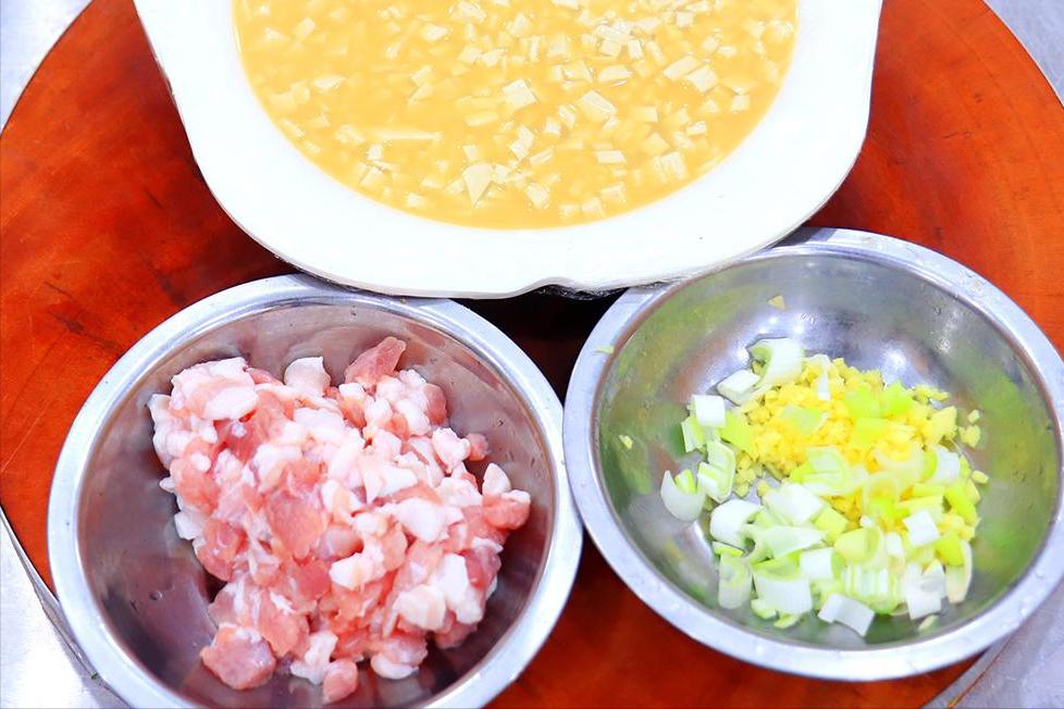 补充钙质和吃一点含钙高的食物,100克芝麻的含钙量比牛奶高多少