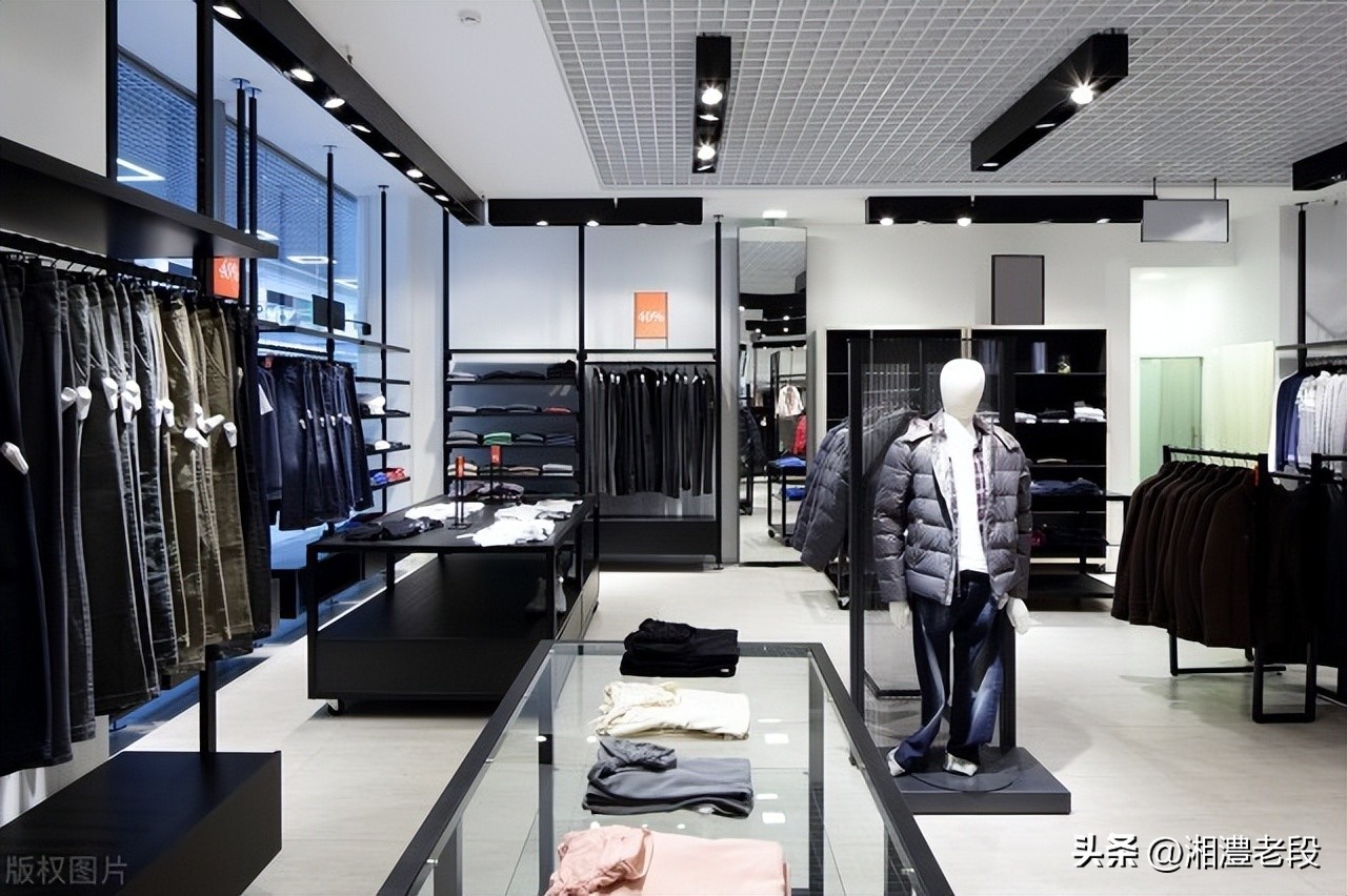 因为啥？服装内衣店，老板要送一双靴子，把这衣服销售到断货