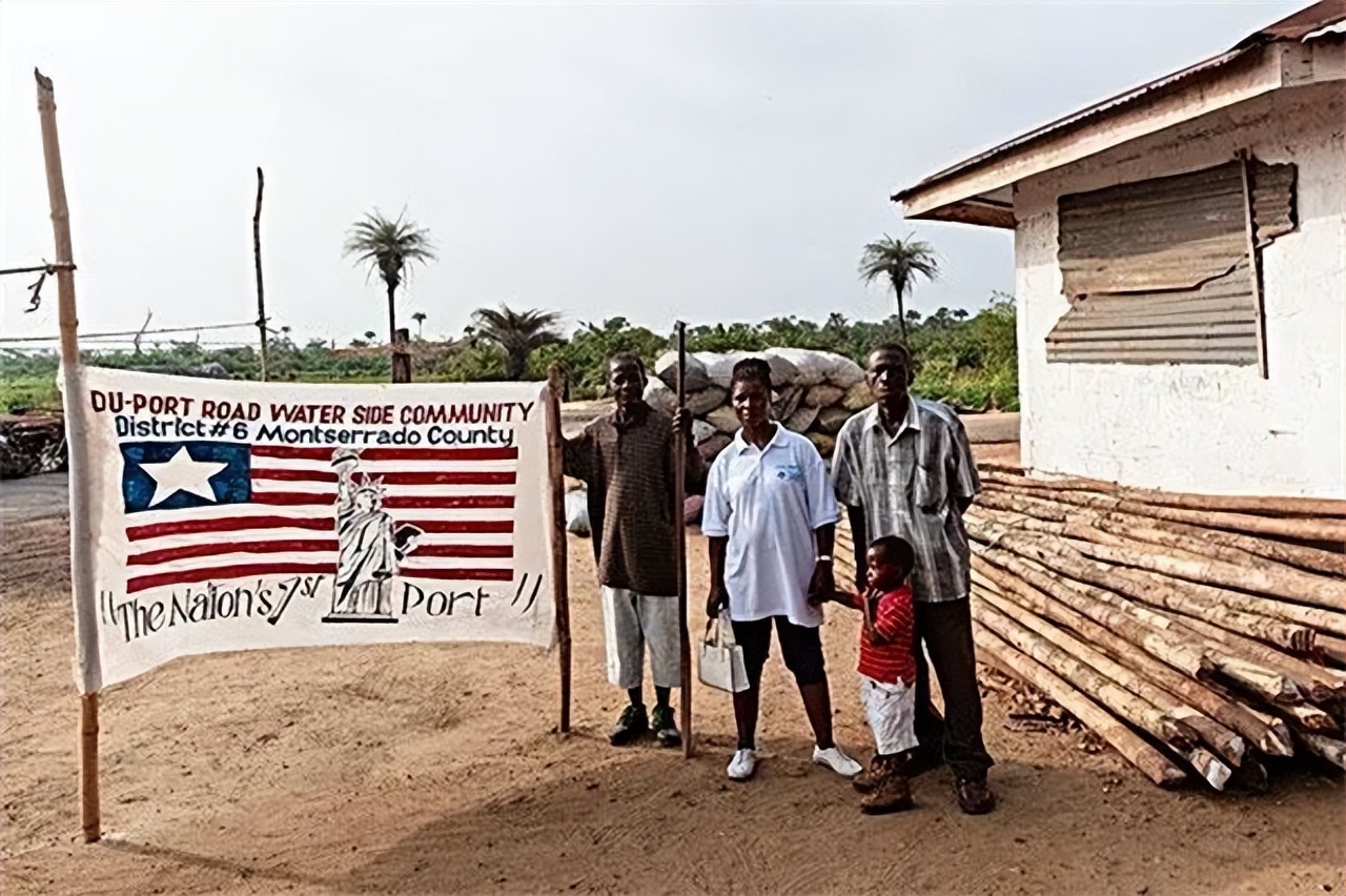 没见过这么穷的国家，买双拖鞋还要分期，一下雨半个国家都瘫痪