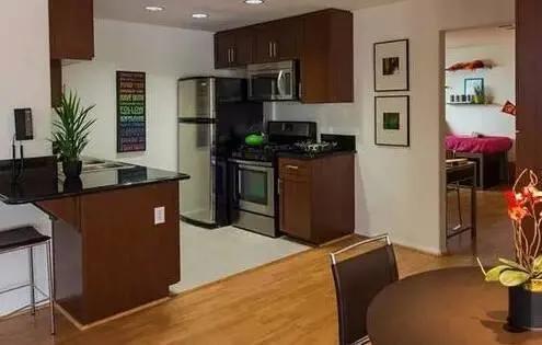 美国恋爱日记：我跟安德丽相识于纽约大学，她是个爱健身的女孩