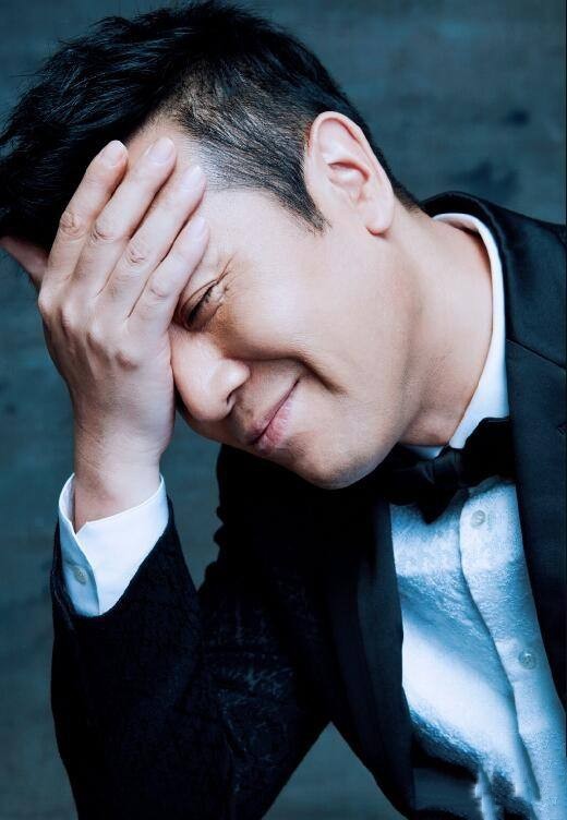 十位穿西装的男明星你最喜欢谁,穿西装很帅的一个男的