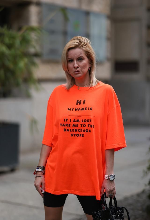 德国柏林的女人好时髦，超级简单的卫衣，依旧能穿出酷炫感