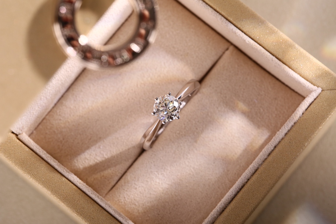 教你三个挑选钻戒的小妙招,挑选钻戒的省钱技巧有哪些呢