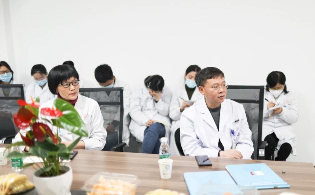 2月8、9日，重医儿院院长李秋率队到宜宾一医院开展免费诊疗活动