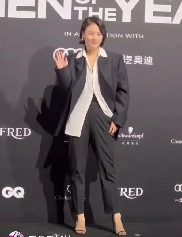 张嘉倪黑裙和网红同框,张嘉倪风波后首晒美照