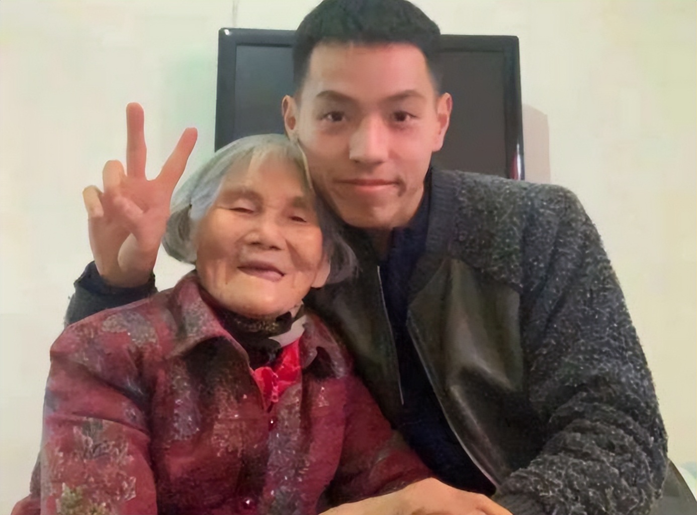 24岁小伙与85岁老人拍婚纱照,小伙子与八旬老太婚纱照