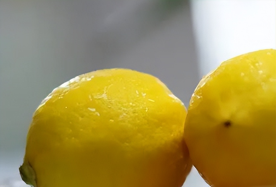 睡觉时柠檬是放枕头边还是放床头,柠檬放床头提升记忆力是真的吗