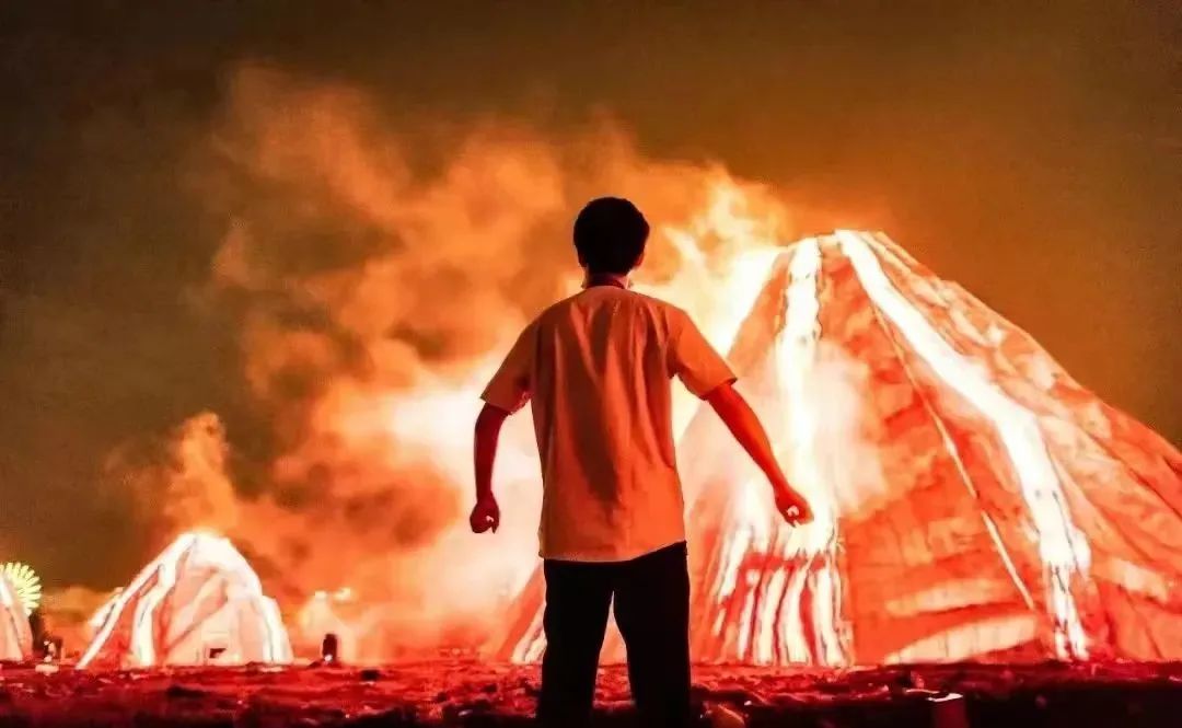 80000万盏霓虹彩灯！浪漫花海、童话世界、打铁花……一起来开启光与影的奇幻之旅吧！