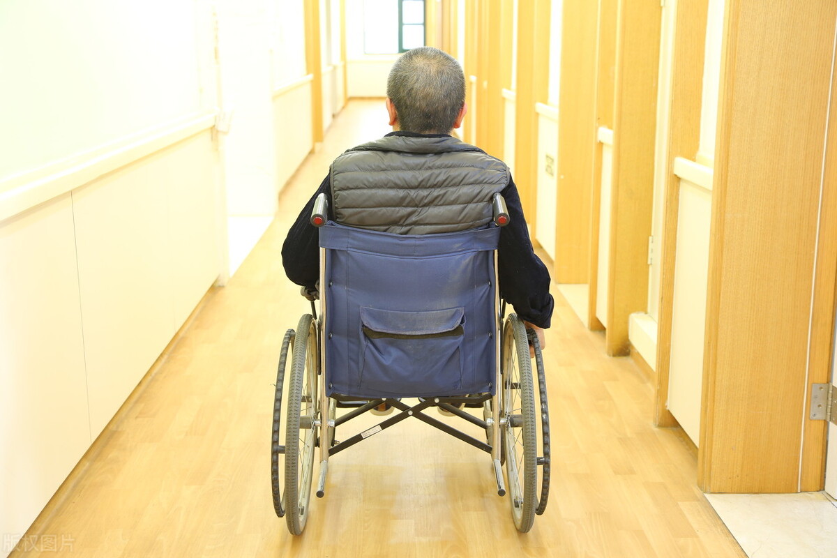 不吃不喝的瘫痪老人在家怎么护理,老年人瘫痪了老是尿裤子怎么护理