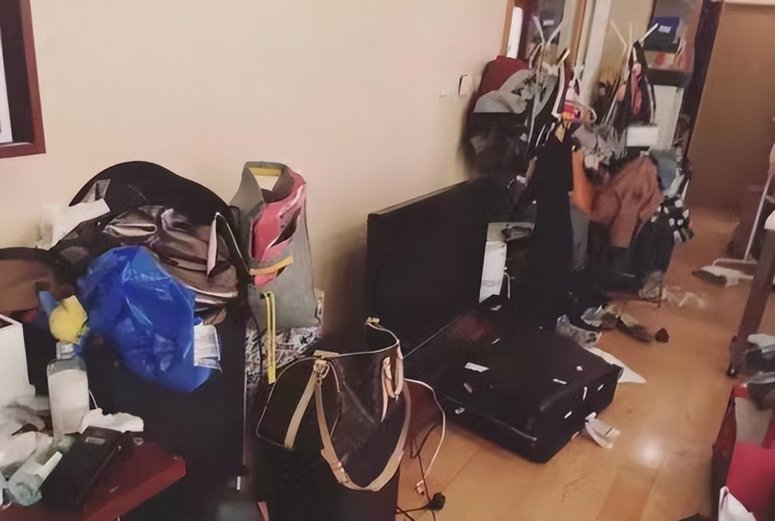 衣服鞋子满天飞,衣服鞋子堆积满地