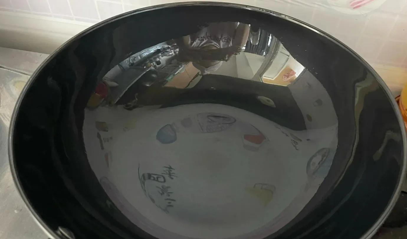 新买的铁锅咋开锅不生锈,新买的铁锅切记别直接开锅