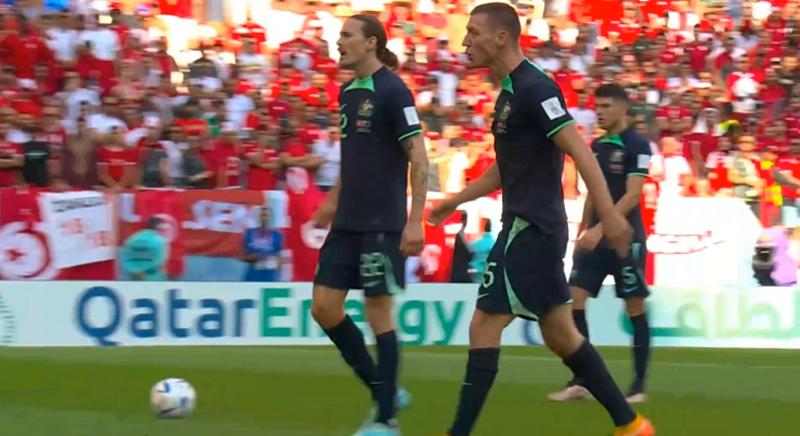 谁进我球就砸谁？世界杯进球功臣被激怒了，对手居然还偷着乐